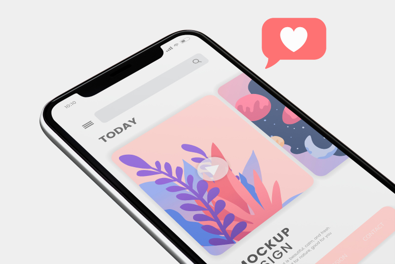 スマートフォンでSNS画面を操作している手元